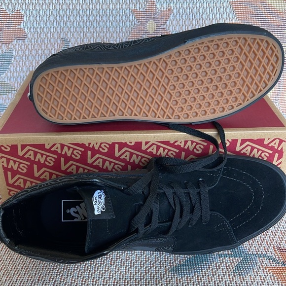 Vans Men’s Sk8-Hi
Raven Skull Black/Black
VN000TS9BKA
Sneakers - Picture 12 of 16